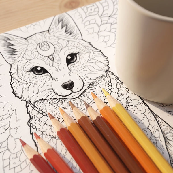 Mandala de tigre para colorear, hoja A4 impresa sobre escritorio de madera con taza y lápices de colores - Calma en Tinta